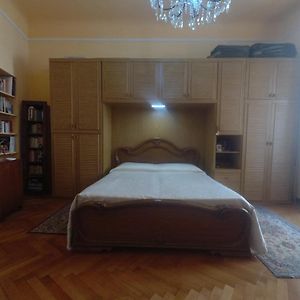 Camera grande con letto king size